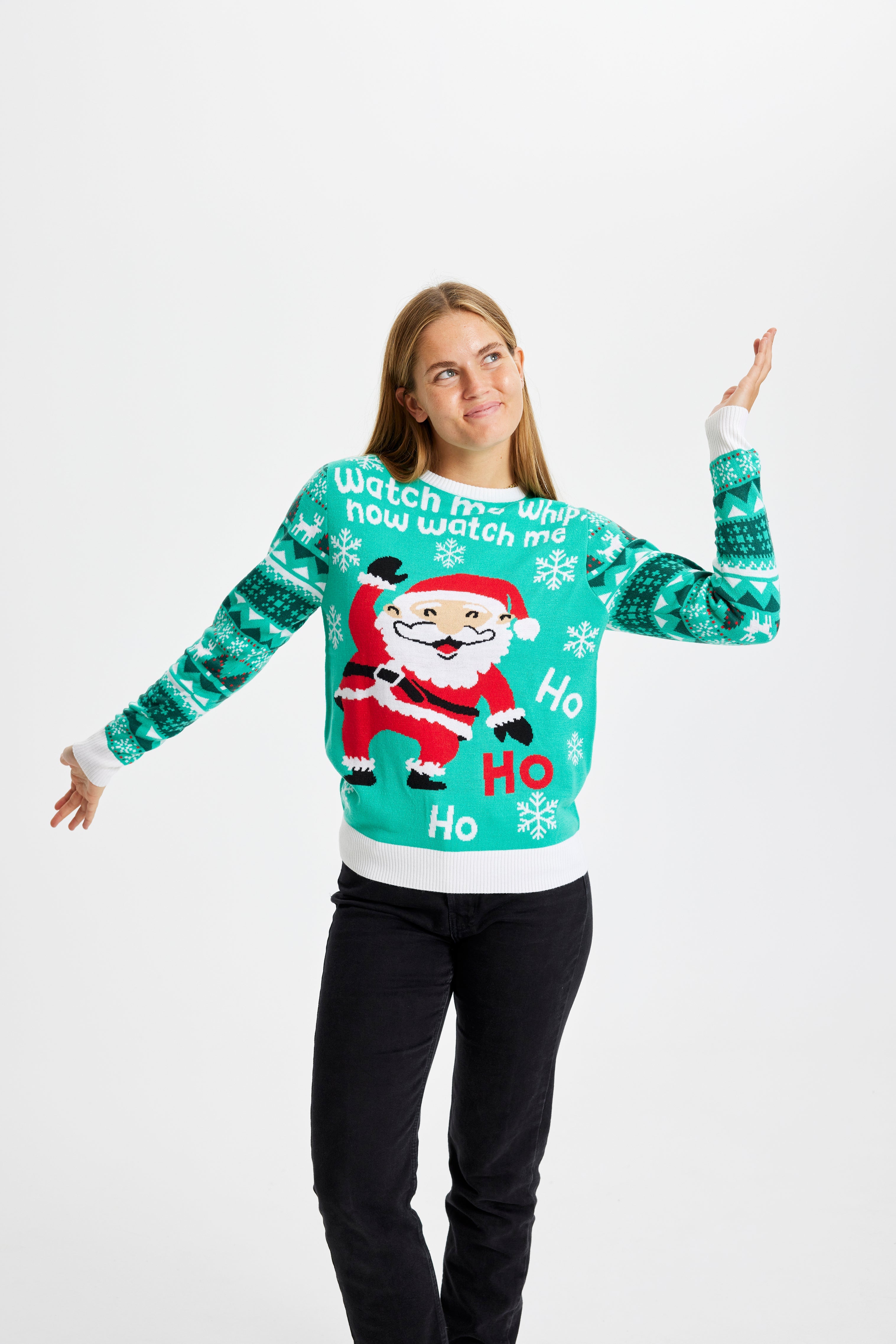 En poserende kvinde en turkis julesweater med en julemand på.